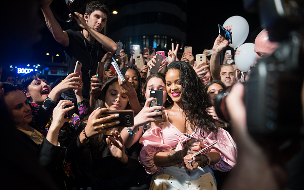 Adele: Rihannanın nefes kesici güzelliği vardı Adele: Rihannanın nefes kesici güzelliği vardı